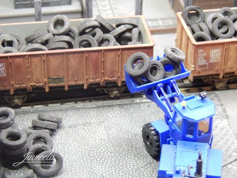 Juweela old tyres truck - 60g - H0 / 1:87 (JW28171)