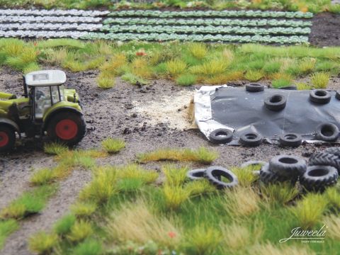 Juweela Silage pile green, w/ tyres and foil - 3x - H0 / 1:87 (JW28233)