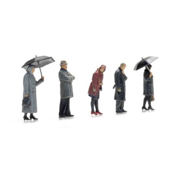 Artitec Passengers in rain - ready-made, painted - H0 / 1:87 (AR5870003)